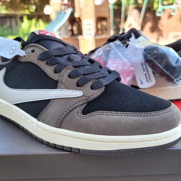 Travis Scott Lows 1s - Picture 2 of 7